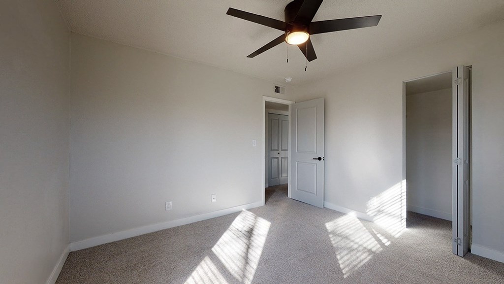 bedroom with ceiling fan