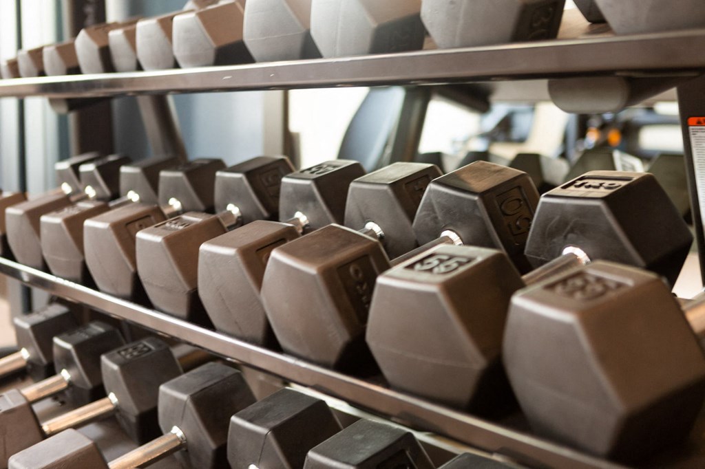 a close up of some weights on a machine