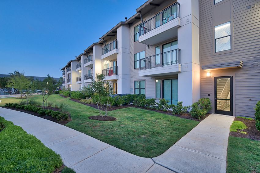 Landscaped Walkways Landscaped Walkways at Windsor Lantana Hills, Texas, 78735 - Photo Gallery