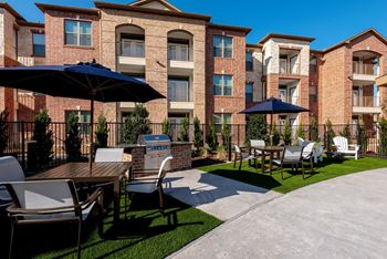 Outdoor Grill With Intimate Seating Area at Windsor Castle Hills, Carrollton, 75010