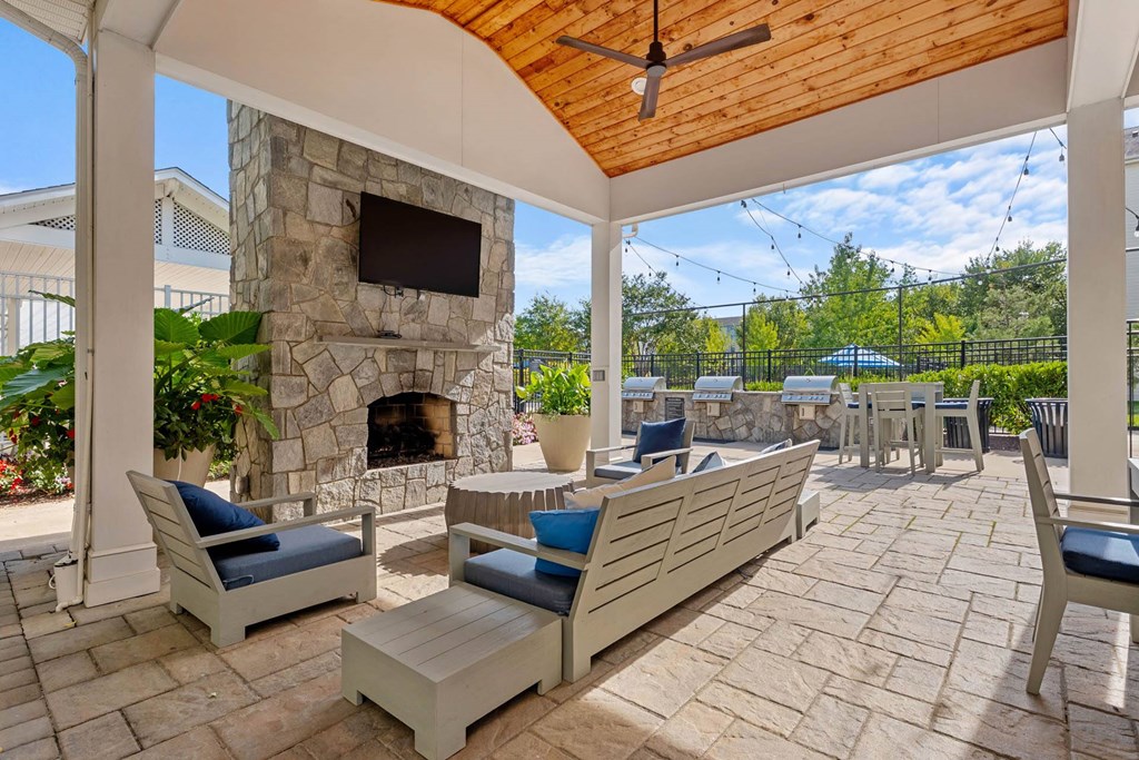 Outdoor Patio with Dining Area at Windsor Leesburg,  1500 Balch Drive Southeast, Leesburg VA