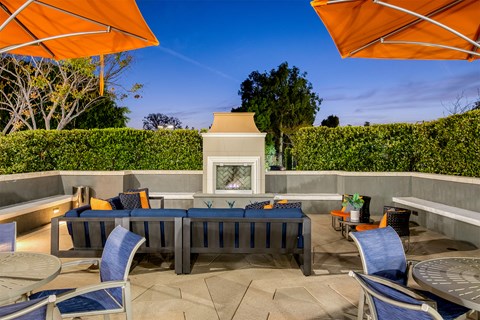 Fire pit and lounge area at Windsor Hancock Park, 90004, CA