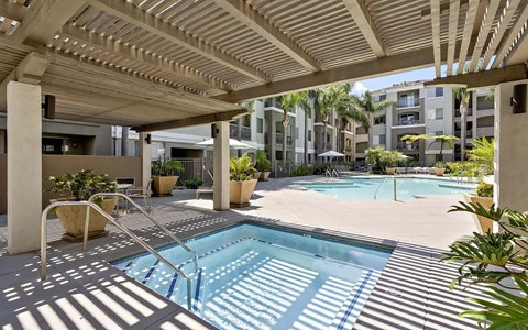 Hot Tub and Pool at Windsor Main Place, Orange, California