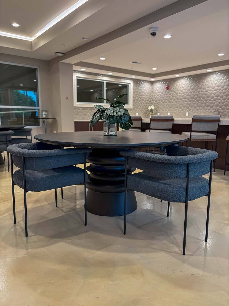 Resident Lounge Dining at Windsor Encore, Atlanta, GA