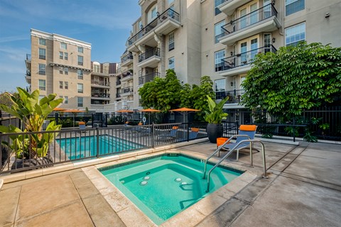 Hot tub at Windsor Hancock Park, 90004, CA