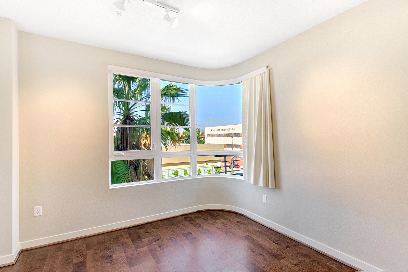 Over sized Windows At 5550 Wilshire at Miracle Mile by Windsor, 90036