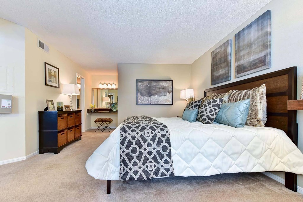 Windsor Oak Creek - bedroom with a bed and a dresser in Fairfax VA