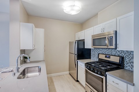 Light wood flooring at Windsor Hancock Park