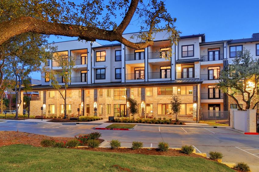 Elegant Exterior View Of Property Elegant Exterior View Of Property at Windsor Ridge, Texas