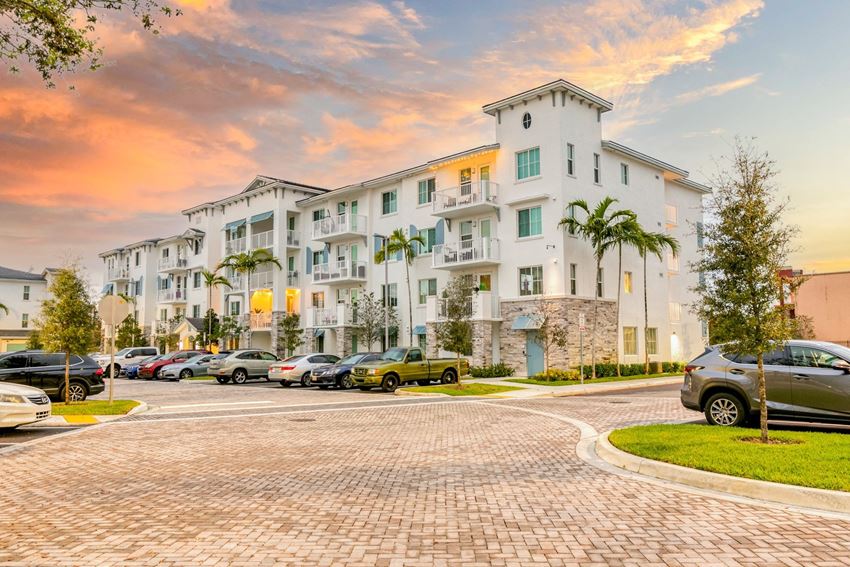 Community Exterior Building Exterior at Windsor 335, FL, 33317