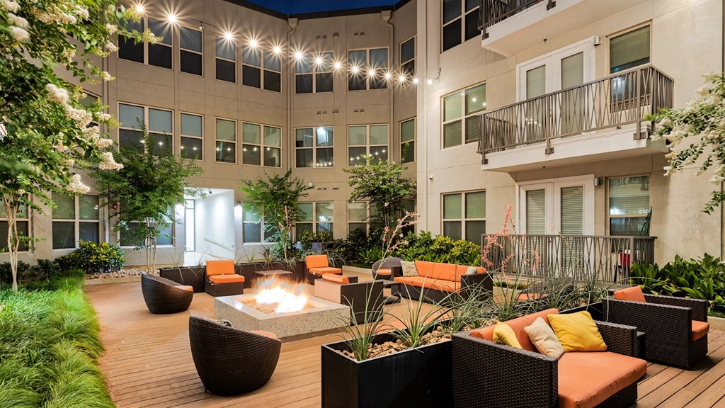Windsor West Lemmon Outdoor Firepit and Lounge Outdoor Firepit and Lounge at Windsor West Lemmon
