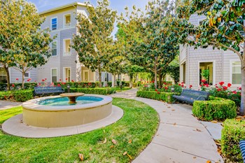 Lush landscaped grounds at The Kensington by Windsor - Photo Gallery 3