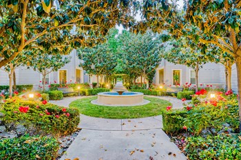 Park like setting makes it easy to feel at home - Photo Gallery 4