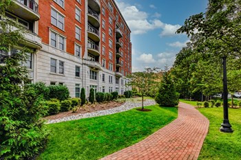 Greenery and walkways Enjoy the outdoors in the heart of D.C. - Photo Gallery 3