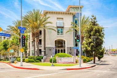 4055 Lankershim Blvd. 3 Beds Apartment for Rent - Photo Gallery 1
