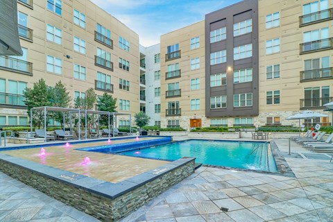 Windsor South Lamar boasts expansive amenity spaces, both indoors and outdoors