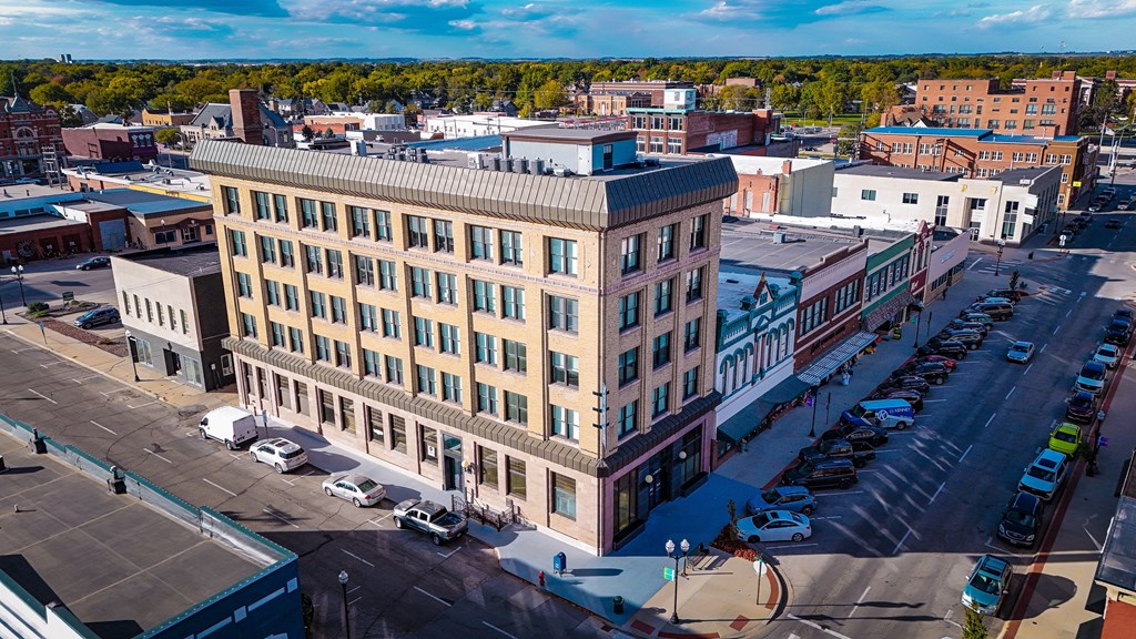 A large building with a parking lot in front of it.