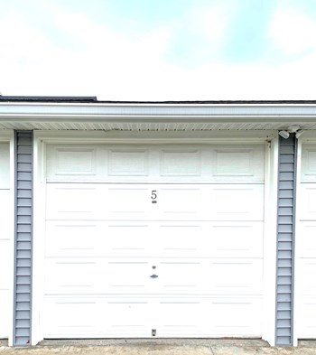 Garages at Arbor Creek Apartments in Omaha Nebraska. Centrally located and fireplaces Garages at Arbor Creek Apartments in Omaha Nebraska. Centrally located and fireplaces - Photo Gallery 2