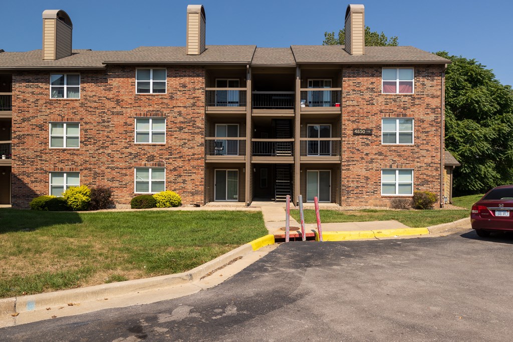 Foxfire Apartments, 5020 Glenwood ST, Mission, KS - RentCafe