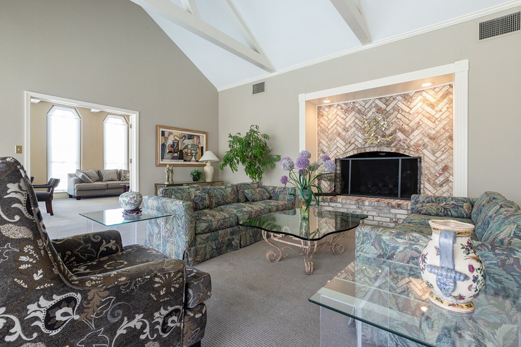 A cozy lounge area inside the clubhouse at Regent’s Walk Apartment Homes, designed for comfort and gatherings.