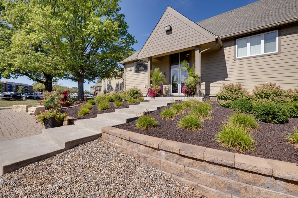 alt text for clubhouse extrior