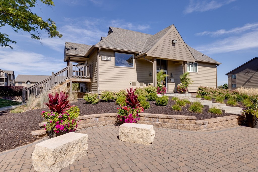 alt text for clubhouse extrior