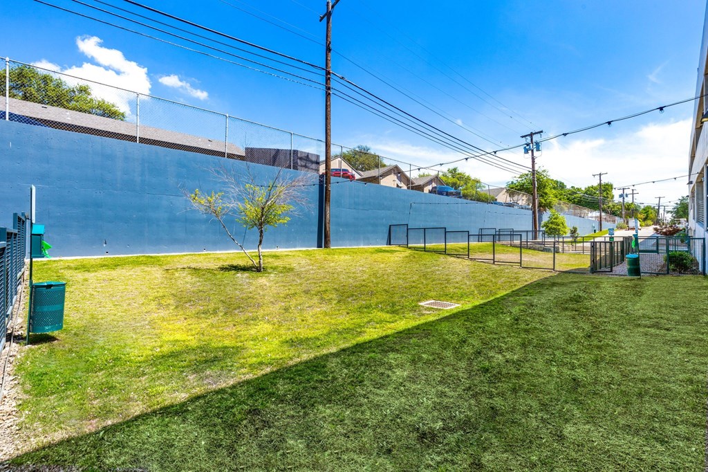 additional photo for property listing at chic digs with room to stretch out in the village 22 car