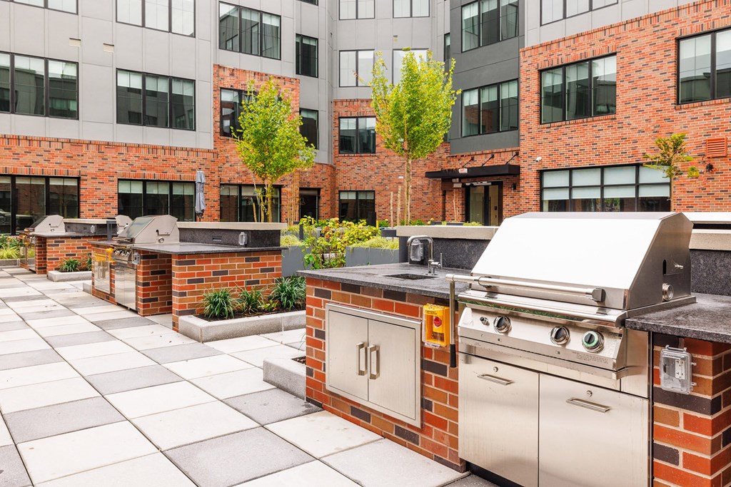 the preserve at cardinal courts outdoor kitchen with grill and barbecue areas at The Ivy, Chatham New Jersey