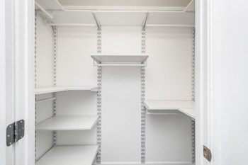 Enormous Closets  with Modular Shelves That Allow You to Choose The Set Up You Want - Photo Gallery 10