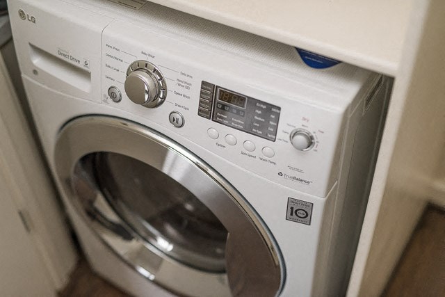 a white washer and dryer sitting next to each other