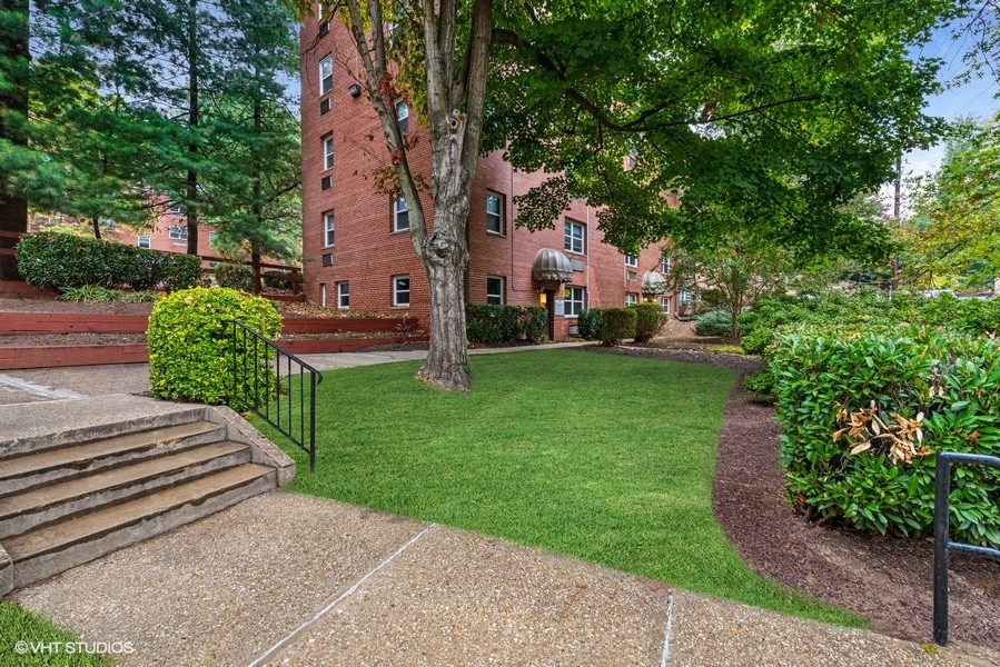 Courtyard in Front of Croydon Manor Apartment