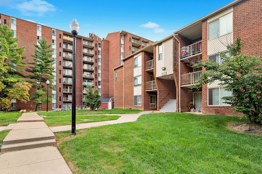 Beautiful Walking Paths at Aspen at Lake Trail, Columbia