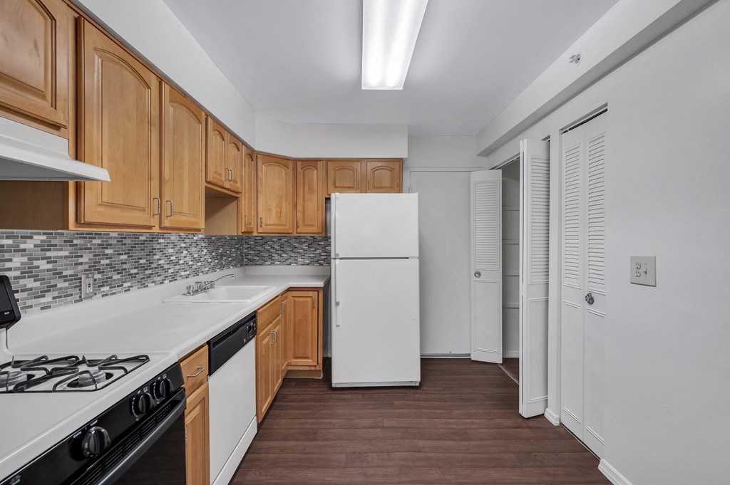 Fully Equipped Kitchen With Modern Appliances at Aspen at Lake Trail, Columbia, MD 21045