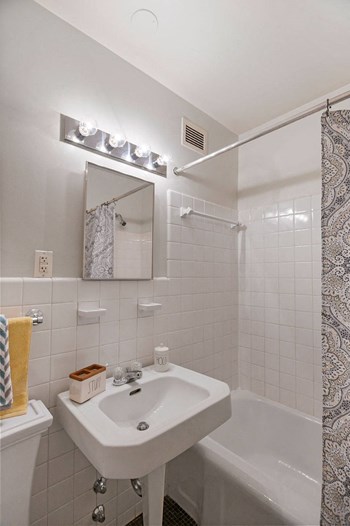 Carillon House Apartments Bathroom - Photo Gallery 5