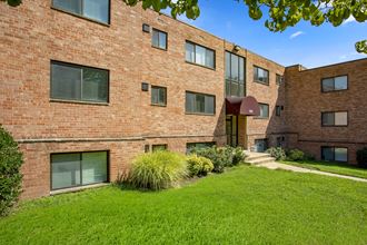Lush Landscaping Lush Landscaping at Overlook Apartments, Maryland, 20782 - Photo Gallery