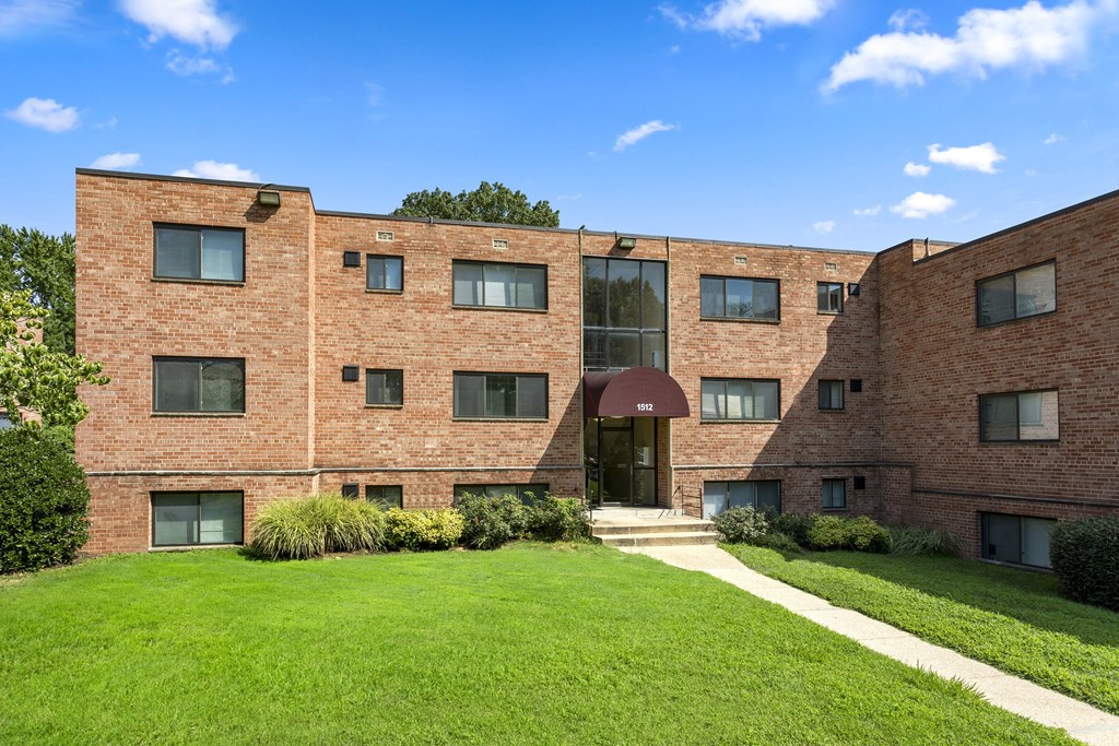 Lush Green Outdoors at Overlook Apartments, Maryland