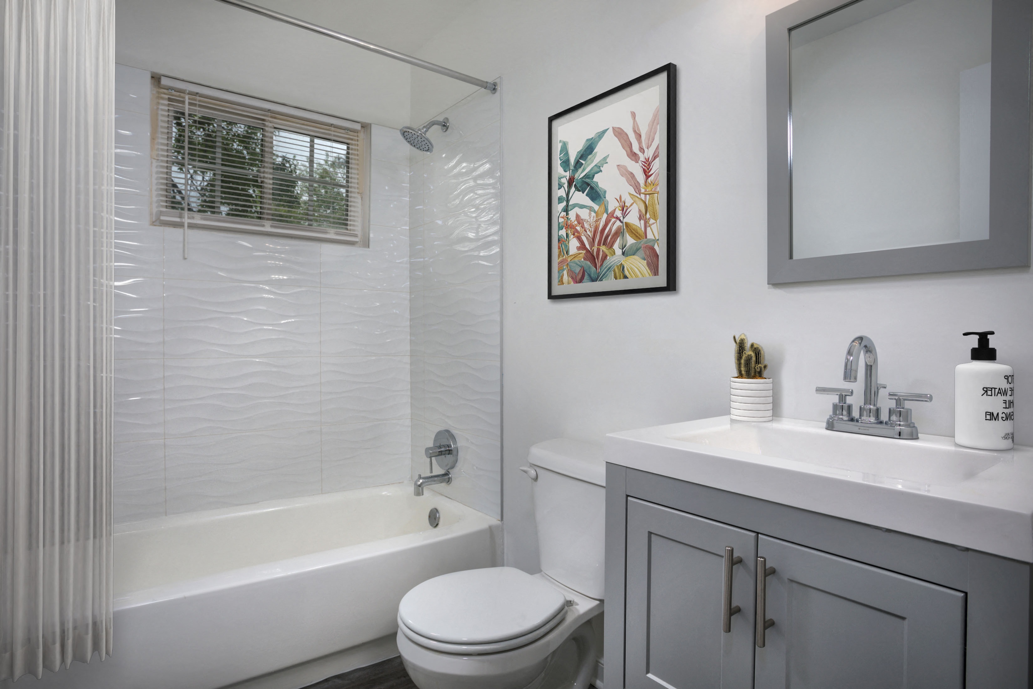 Bathroom With Bathtub at Crestwood at Libbie, Richmond