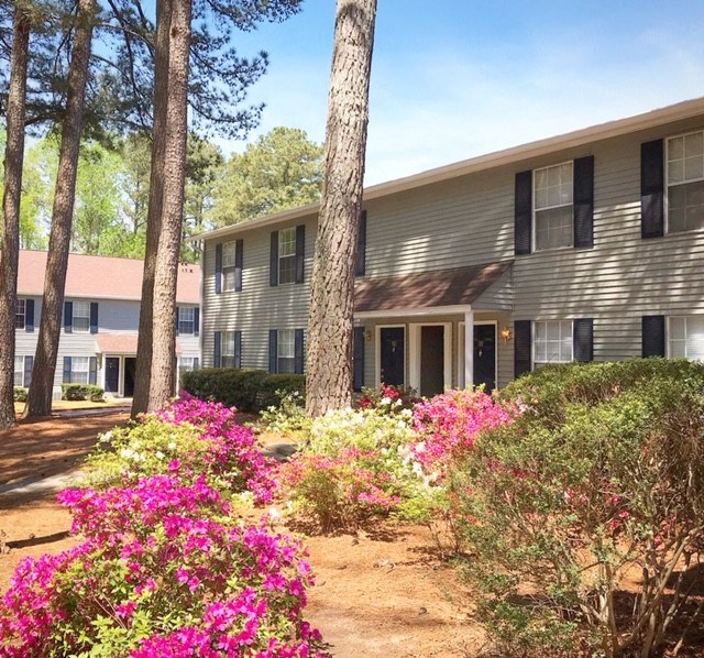 Building Exterior with Landscaping at Parks at Utoy Creek Apartments in Atlanta 30331