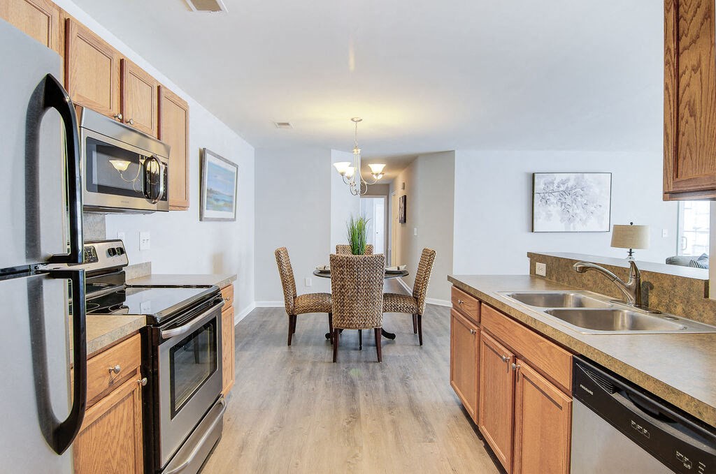 a kitchen and dining area in a 555 waverly unit at Enclave at West Ashley Apartments, Charleston,32304