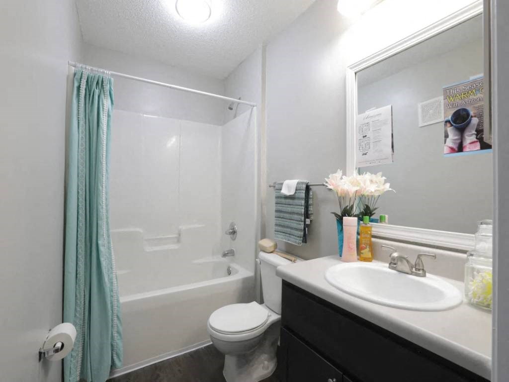 Perry Heights Apartment Bathroom