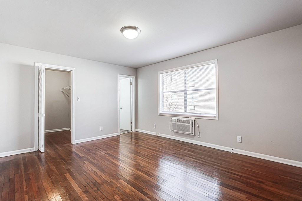 1295 west atlanta apartments with harddwood floors