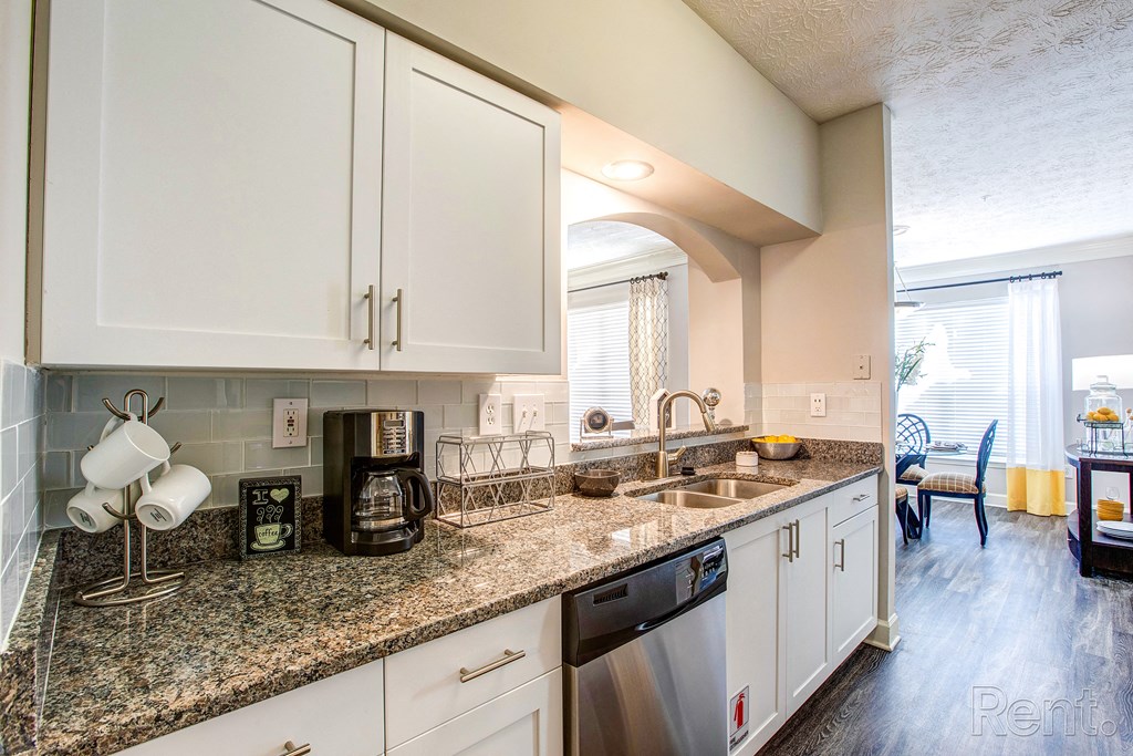 Flats At North Springs Apartments, 6850 Peachtree Dunwoody Rd, Sandy