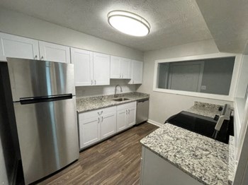 Kitchen appliances at Arbors at East Cobb Apartments, Marietta, GA, 30062 - Photo Gallery 34