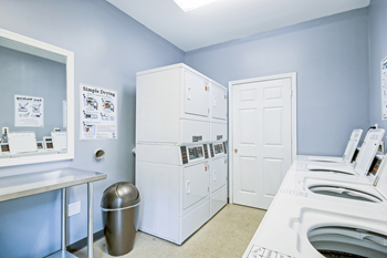 the laundry room is equipped with a washer and dryer
