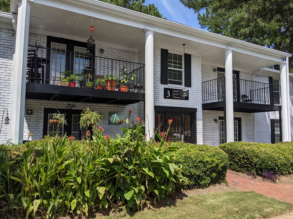 Building Exterior at Vinings RiverVue Apartments, Georgia, 30339