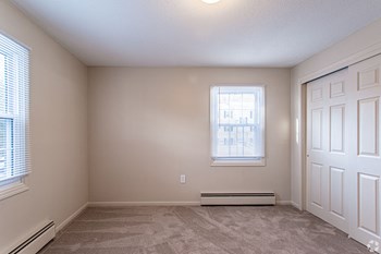 Bedroom Bedroomat Summit Terrace at Woodland Apartments, Cape Elizabeth, ME, 04107 - Photo Gallery 3