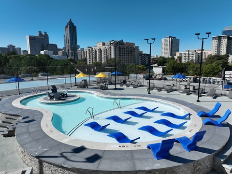 A round pool with a fountain in the middle of it.