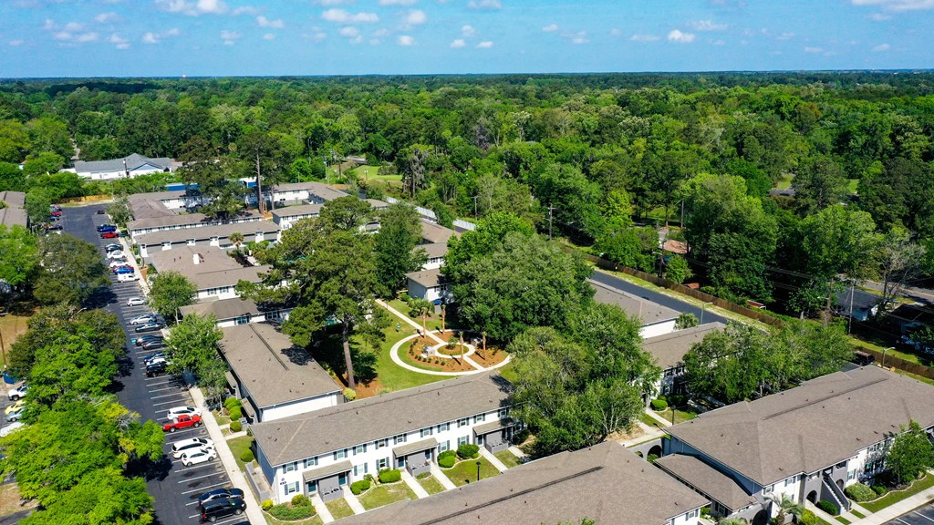 arial view of the building at Crescent Place Apartments, Georgia, 31419
