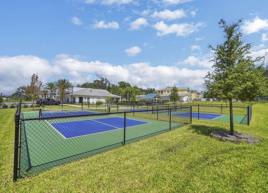 tennis courts at the whispering winds apartments in pearland, tx