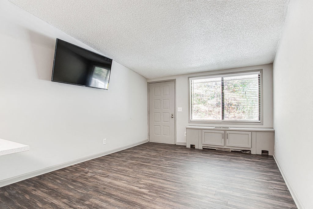 Living Room and TV at Elevate Woodstock Apartmnets, Georgia